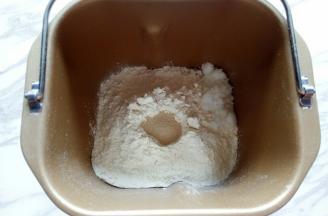 面粉中间挖个坑放入酵母