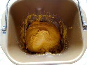 启动面包机和面10分钟（没有面包机用刮刀充分搅拌均匀）