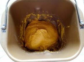 启动面包机和面10分钟（没有面包机用刮刀充分搅拌均匀）