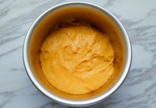 六寸模具刷油，将搅拌好的面糊倒入模具中