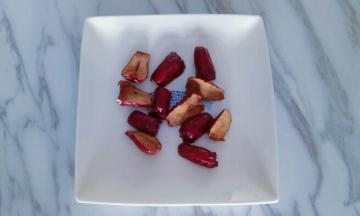 红枣洗干净，用到切开，去掉胡