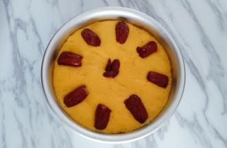 上面放上事先准备好的红枣