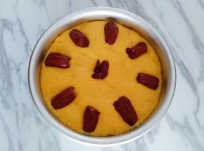 上面放上事先准备好的红枣