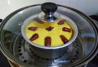 凉水上锅蒸，有热气后转中火蒸25分钟左右