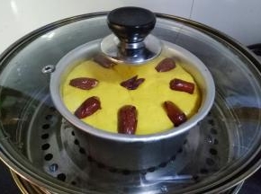 凉水上锅蒸，有热气后转中火蒸25分钟左右