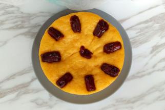 蒸好的南瓜发糕取出凉至不烫手