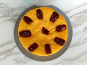 蒸好的南瓜发糕取出凉至不烫手