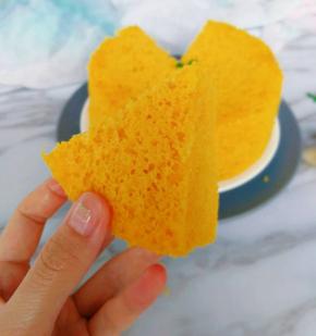 切一块尝尝，还不错，软软的，甜度刚刚好！