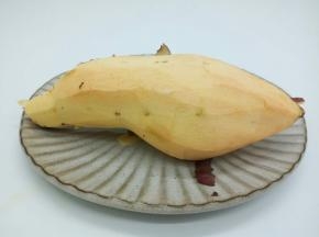番薯先去皮，取一半的番薯就够了