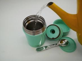 打开焖烧罐，倒开水，盖上盖子，预热5分钟