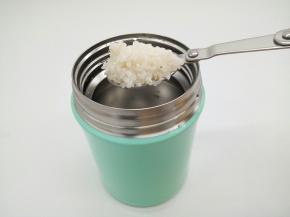 焖烧罐预热好，把刚才的开水倒去，不要，大米淘洗干净，放入焖烧罐