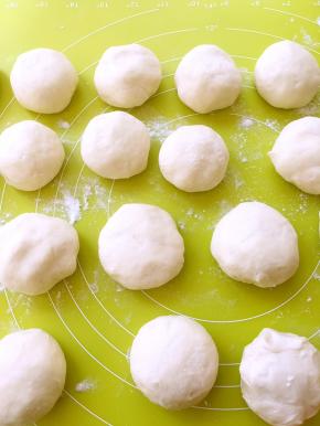 用发酵的面团包裹油酥皮面团，收好收口，放一旁松弛15分钟