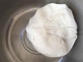 油酥皮材料放盆内，活成面团