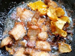 五花肉洗干净，切薄片，冷锅下入，小火加热，不停的翻炒，直到出了很多油，变色，加花椒大料，桂皮，姜片翻炒一会，再加入陈皮，砂糖，酱油炒一会，加入适量的盐，料酒，之后多加点开水炖半个小时