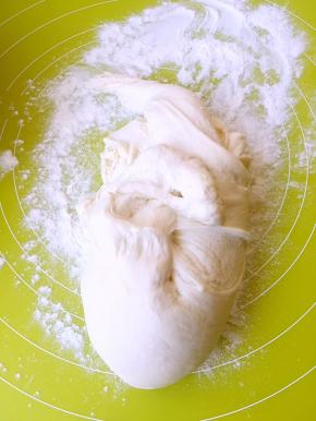发好的面团放面垫上排气