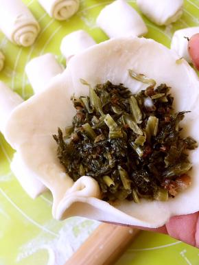 包裹上拌好的馅，大拇指跟食指从一头捏个小褶