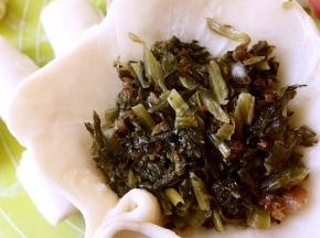 包裹上拌好的馅，大拇指跟食指从一头捏个小褶