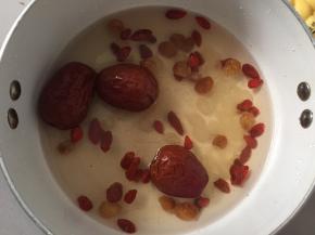 先将枸杞、红枣、螺粉、桂圆清洗干净