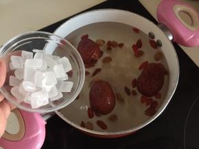 然后加入适量的清水加入冰糖一起煮沸后转小火煮10分钟