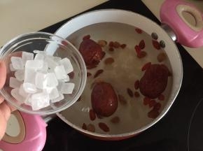 然后加入适量的清水加入冰糖一起煮沸后转小火煮10分钟