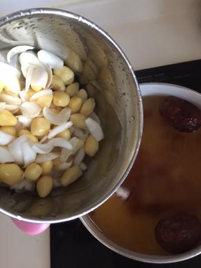 然后将百合和白果放入锅里一起煮开后再煮5分钟