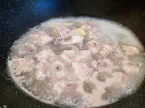 锅里放少许水放排骨生姜，料酒焯水，焯过水的排骨洗干净