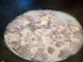 锅里放少许水放排骨生姜，料酒焯水，焯过水的排骨洗干净