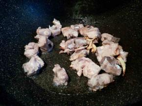 锅里放少许油，爆香生姜蒜，放排骨翻炒几下