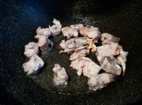 锅里放少许油，爆香生姜蒜，放排骨翻炒几下
