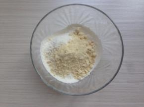 低筋过筛加上杏仁粉，因为我买的是马卡龙用的细杏仁粉，不用过筛