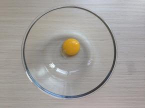 碗里装入蛋黄