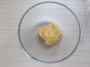 用刮刀压拌成团