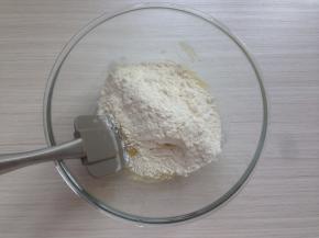 将面粉和杏仁粉倒入