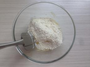 将面粉和杏仁粉倒入