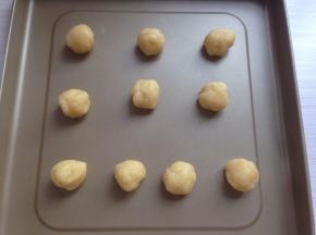 分成10份，每份20克，放在烤箱自带的不粘烤盘上