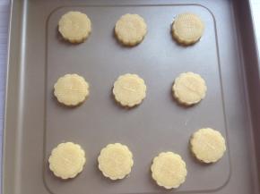 直接在烤盘上压出，以防移动中变形