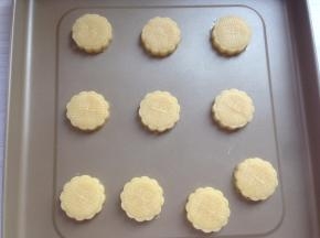 直接在烤盘上压出，以防移动中变形