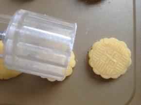 将面团压扁平一些，用法焙客50克月饼模压下去。（月饼模先洒一些干粉）