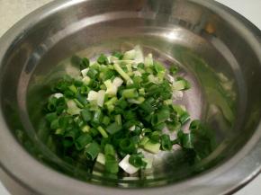 小葱两根，切丁
