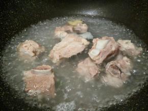  锅里放适量水，把排骨放下去，加姜片，料酒焯水