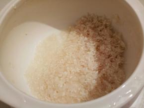 大米淘洗干净，