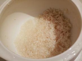 大米淘洗干净，