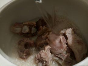 加排骨，  水加8分满就可以