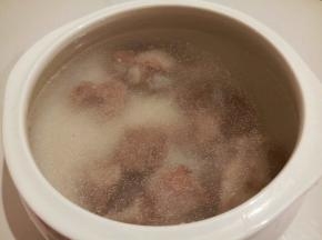 炖锅放水，不要超过水位线，放炖锅