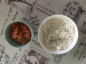 准备一碗剩米饭和泡菜，泡菜切碎