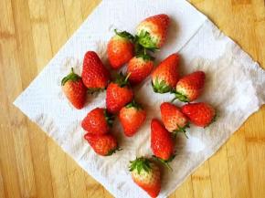 将草莓用流动水冲洗干净，放在厨房纸上吸干表面水分