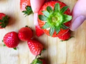 将草莓蒂上带的茎摘下，方便草莓站在盘上