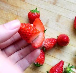 用小刀轻轻将草莓从底部开始片出花瓣
