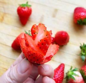 依次做好其它的花摆在盘中