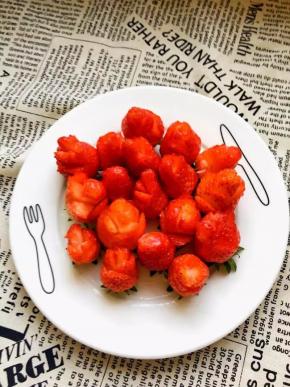 锅中倒入半碗水，加入白糖，开大火化开糖